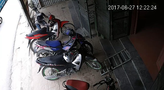 Tên trộm phá khoá điện trên xe rất nhanh.