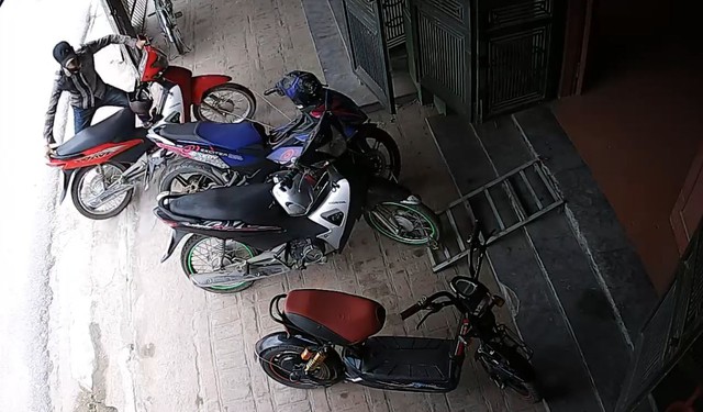 Nhưng không thể dắt đi được vì vướng dây.