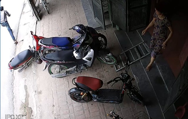 Cuối cùng cũng phải bỏ chạy khi có người đi ra.