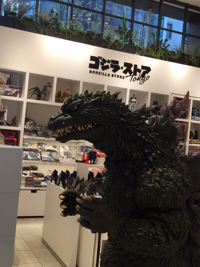 Cùng ngắm nghía cửa hàng Godzilla 