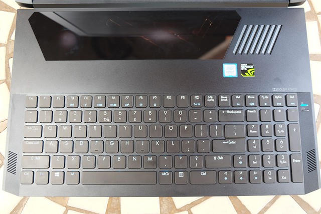 Đập hộp Acer Predator Triton 700, chiếc laptop chơi game hot nhất Việt Nam trong tháng 12