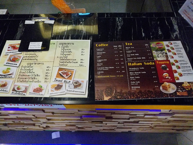 Quán phục vụ cả... trà sữa trân châu và nhiều món ăn khác, ở đây có cả đặc sản xôi xoài của người Thái Lan nữa!
