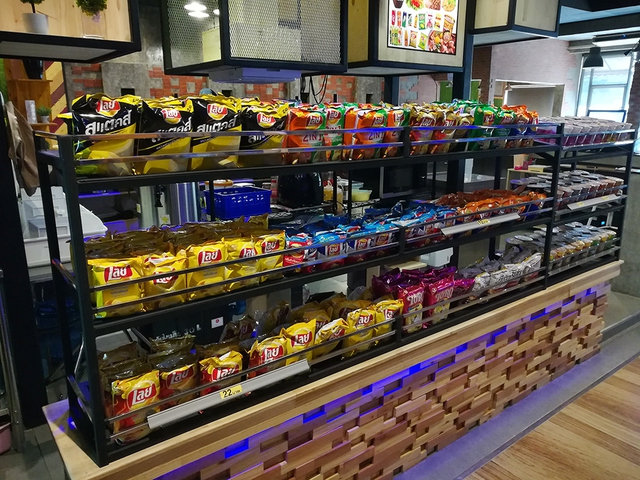 Mỳ gói, snack, khoai chiên, thứ gì cũng có!