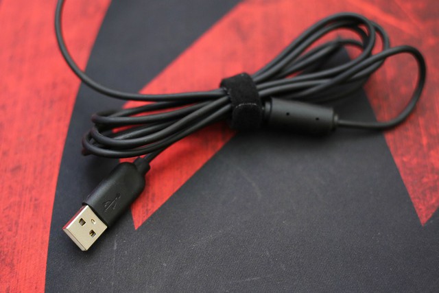  Đầu USB sắc nét và chi tiết, dây cũng có miếng dán hỗ trợ quấn gọn. 