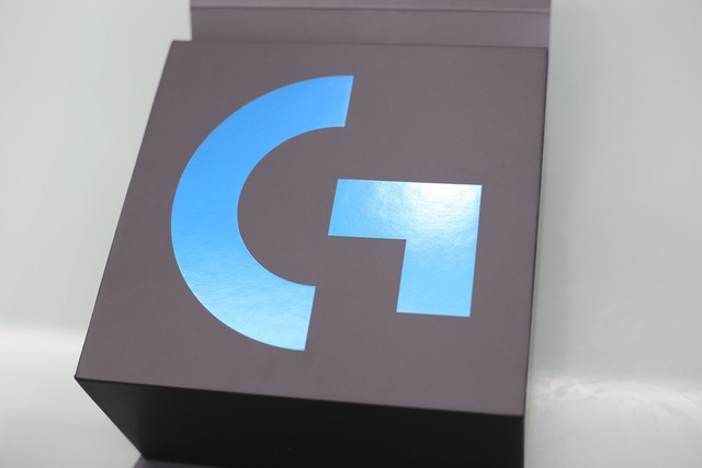  Bên trong lại một hộp khác có logo chữ G dòng gaming của Logitech rất lớn. 
