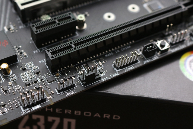 MSI Z370 Gaming Pro Carbon AC: Cận cảnh bo mạch chủ dành cho game thủ chuyên nghiệp, đèn LED RGB ở khắp mọi nơi