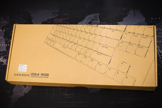  Geezer GS4 RGB được đóng gói rất đơn giản với lớp vỏ hộp bìa các tông đơn sắc. 