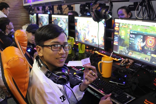  Rất đông game thủ Việt tham gia trải nghiệm Cửu Thiên Phong Thần tại quán Net QTV Center 