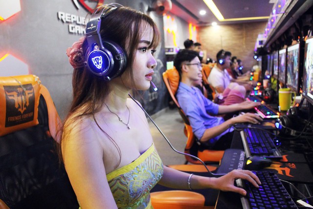  Các hot girl chơi Cửu Thiên Phong Thần thu hút sự quan tâm của không ít game thủ tại quán Net QTV Center 