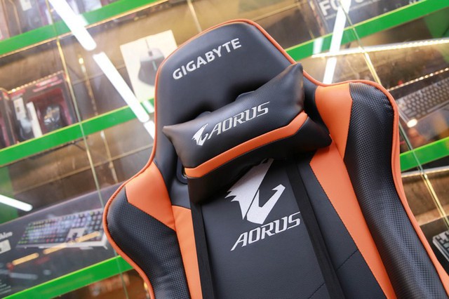  Chiếc ghế này được in rõ các hình logo của thương hiệu AORUS trên thân cũng như gối đầu, gối lưng. 
