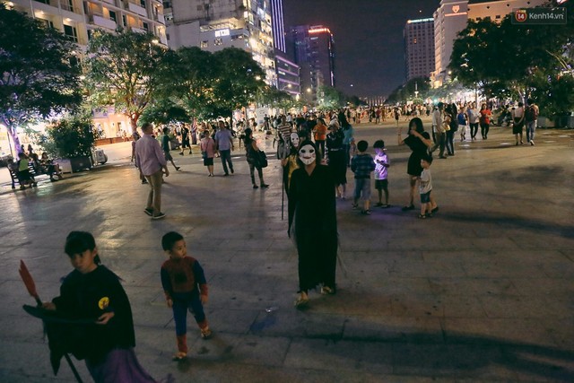  Và vào ngày hôm qua, không khí Halloween cũng đã bao trùm khắp các con phố tại Việt Nam 