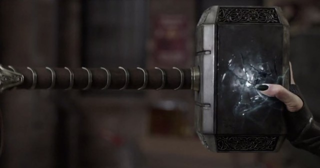  Mjolnir bị Hela bóp nát trong phim Thor: Tận thế Ragnarok 