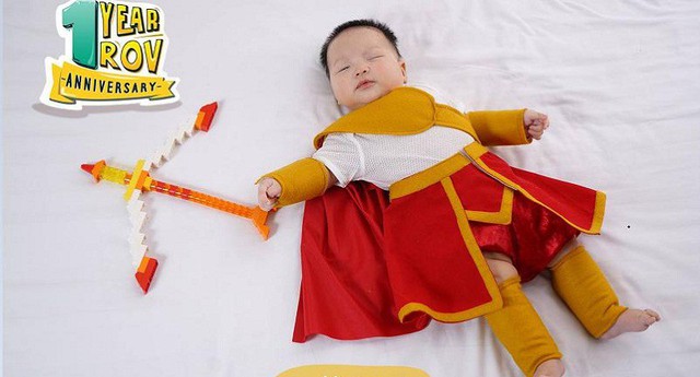 Vì cha mẹ quá đam mê Liên Quân Mobile, cậu bé này được cosplay tướng cực dễ thương