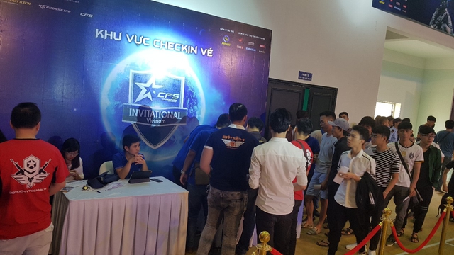  Game thủ xếp hàng dài tại khu vực checkin 