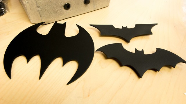  Bộ ba biểu tượng Batman đi kèm. 