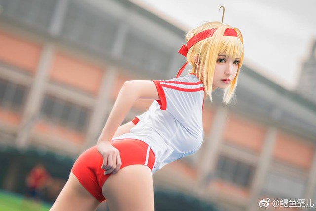 Mãn nhãn với cosplay nàng Saber siêu gợi cảm trong bộ đồng phục thể dục