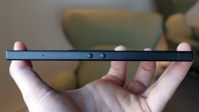 Cận cảnh Razer Phone 2: Mặt lưng bằng kính, logo phát sáng hiệu ứng Chroma, kích thước không thay đổi - Ảnh 7.
