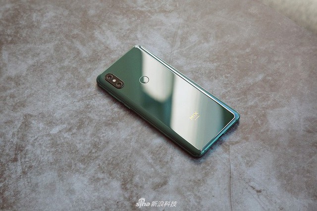  Cận cảnh Xiaomi Mi Mix 3: Màn hình trượt độc đáo, chiếm tỷ lệ 93,4% mặt trước, thiết kế cao cấp, phiên bản “Tử Cấm Thành” in hình kỳ lân - Ảnh 8.