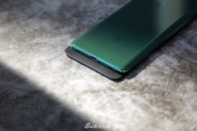  Cận cảnh Xiaomi Mi Mix 3: Màn hình trượt độc đáo, chiếm tỷ lệ 93,4% mặt trước, thiết kế cao cấp, phiên bản “Tử Cấm Thành” in hình kỳ lân - Ảnh 10.