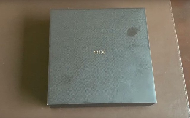 Mở hộp và trên tay Mi MIX 3, chiếc smartphone muốn tìm kiếm sự khác biệt của Xiaomi - Ảnh 1.