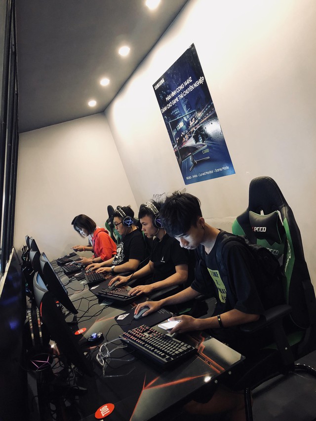 Toàn cảnh KOW Gaming Center cơ sở 3 ngày khai trương: Không còn một chỗ trống, ông chủ KingOfWar phải phục vụ đến cạn cả mana - Ảnh 4.