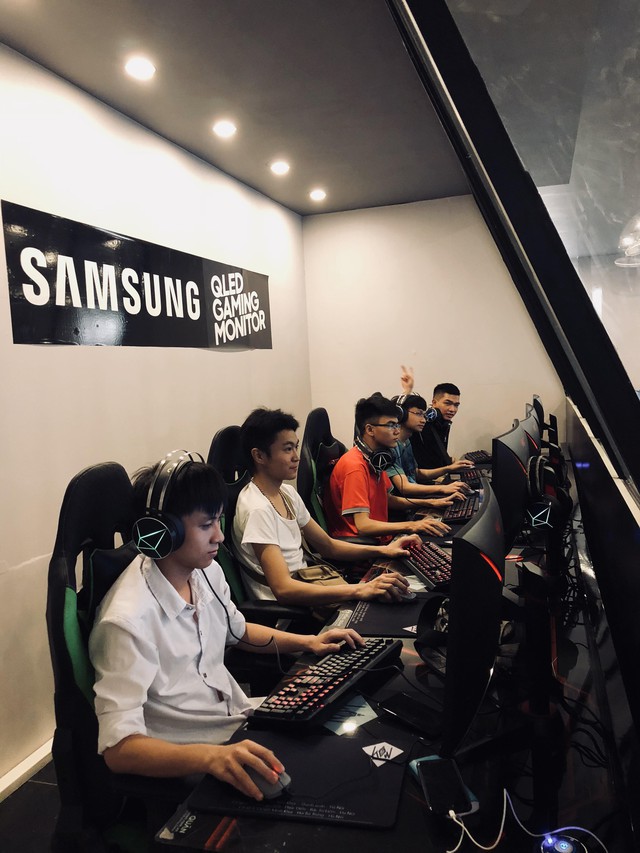 Toàn cảnh KOW Gaming Center cơ sở 3 ngày khai trương: Không còn một chỗ trống, ông chủ KingOfWar phải phục vụ đến cạn cả mana - Ảnh 5.