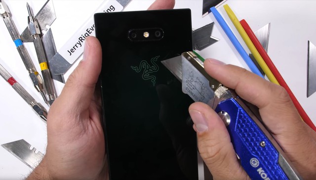 Thử tra tấn Razer Phone 2 - Mỗi vết cứa lại thấy nhói đau trong lòng - Ảnh 2.