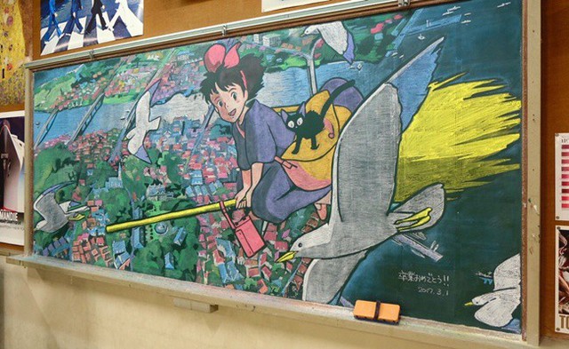 Thầy giáo vẽ tranh anime tuyệt phẩm trên bảng phấn mừng học trò tốt nghiệp - Ảnh 1.