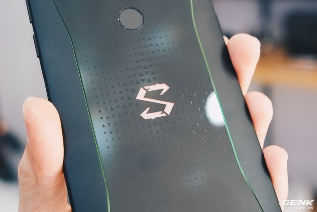 Trên tay smartphone chuyên game Black Shark Helo mới về VN: RAM 10GB, LED RGB, có sẵn tay cầm trong hộp - Ảnh 17.