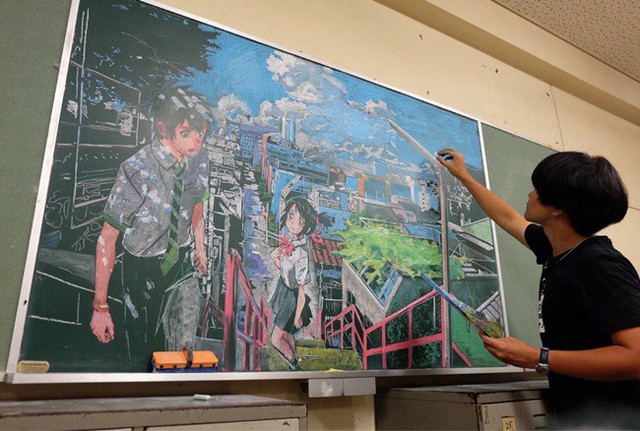 Thầy giáo vẽ tranh anime tuyệt phẩm trên bảng phấn mừng học trò tốt nghiệp - Ảnh 3.
