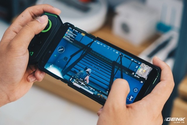 Trên tay smartphone chuyên game Black Shark Helo mới về VN: RAM 10GB, LED RGB, có sẵn tay cầm trong hộp - Ảnh 28.