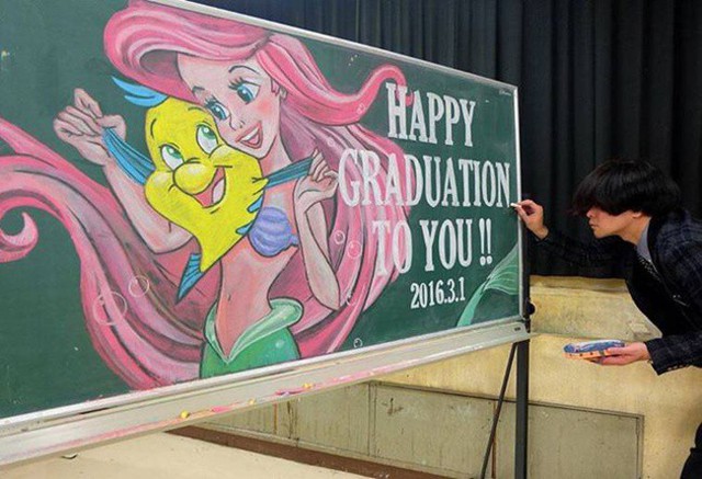Thầy giáo vẽ tranh anime tuyệt phẩm trên bảng phấn mừng học trò tốt nghiệp - Ảnh 4.
