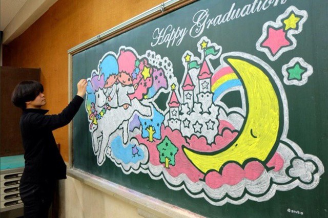 Thầy giáo vẽ tranh anime tuyệt phẩm trên bảng phấn mừng học trò tốt nghiệp - Ảnh 5.