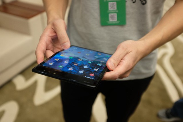 Tận mắt chứng kiến smartphone màn hình gập FlexPai của Royole, sẽ ra mắt trước cả Màn hình Dẻo Vô cực của Samsung - Ảnh 1.