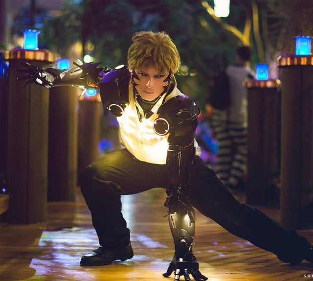 Đẳng cấp cosplay hơn cả kỹ xảo Hollywood: Hóa thành Genos (One Punch Man) tung chưởng khói lửa như thật - Ảnh 2.