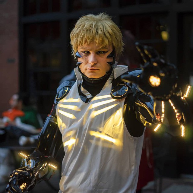 Đẳng cấp cosplay hơn cả kỹ xảo Hollywood: Hóa thành Genos (One Punch Man) tung chưởng khói lửa như thật - Ảnh 3.