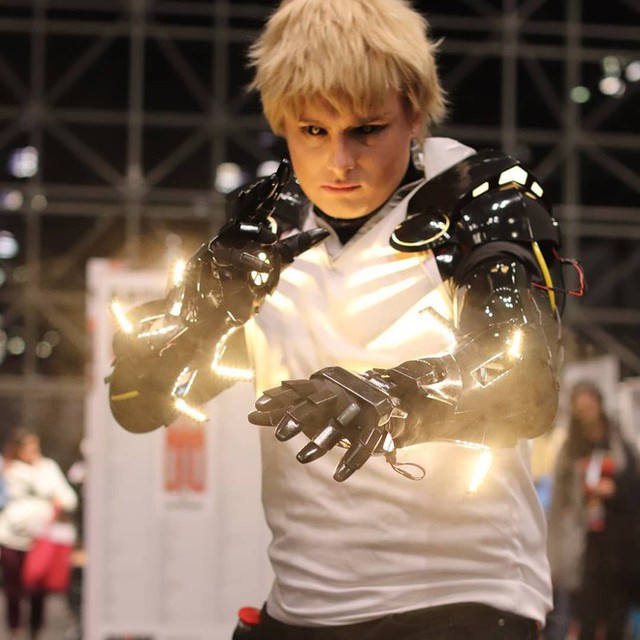 Đẳng cấp cosplay hơn cả kỹ xảo Hollywood: Hóa thành Genos (One Punch Man) tung chưởng khói lửa như thật - Ảnh 4.