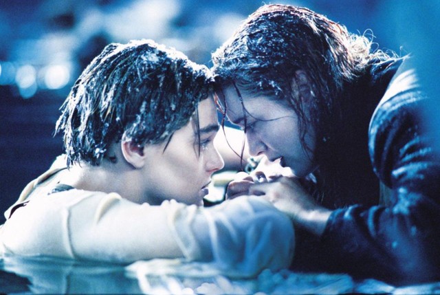 Mệt mỏi vì khán giả thắc mắc 20 năm, đạo diễn Titanic hé lộ lí do tại sao Jack không trèo lên cánh cửa cùng Rose để sống sót - Ảnh 1.
