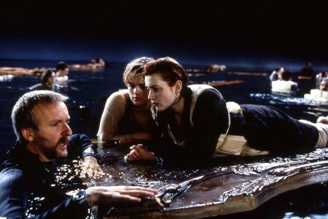 Mệt mỏi vì khán giả thắc mắc 20 năm, đạo diễn Titanic hé lộ lí do tại sao Jack không trèo lên cánh cửa cùng Rose để sống sót - Ảnh 3.