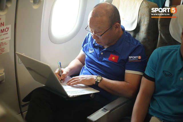 Bùi Tiến Dũng chơi game cùng HLV Park Hang-seo trên máy bay tới Philippines - Ảnh 2.