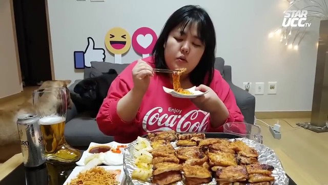 Không chỉ trên Youtube, Twitch giờ đây cũng đã bị trào lưu Mukbang xâm lấn. Giờ thì cứ ăn là có tiền thôi - Ảnh 1.