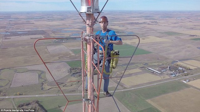 Mỗi 1/2 niên, anh chàng này lại trèo lên tòa tháp cao 457m để thay bóng đèn và kiếm được nửa tỷ - Ảnh 2.