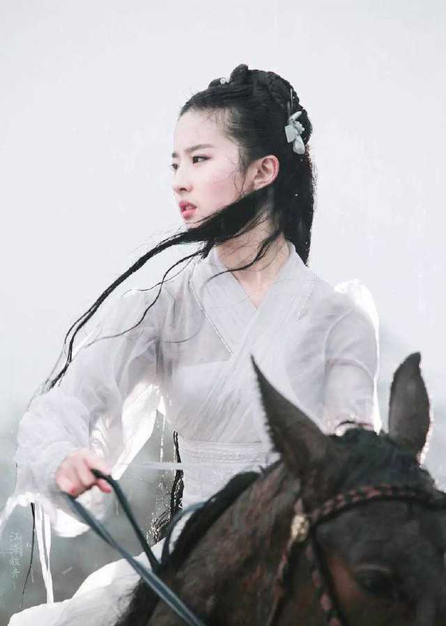 Nhan sắc thật sự của Tiểu Long Nữ mũi to bị photoshop thảm hoạ trên poster Tân Thần Điêu Đại Hiệp 2018 - Ảnh 4.