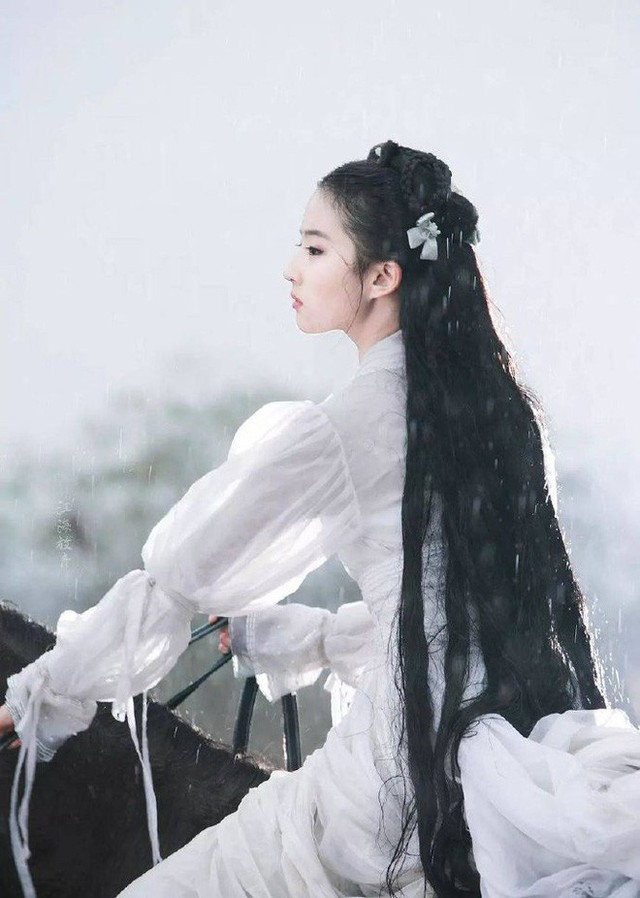 Nhan sắc thật sự của Tiểu Long Nữ mũi to bị photoshop thảm hoạ trên poster Tân Thần Điêu Đại Hiệp 2018 - Ảnh 5.