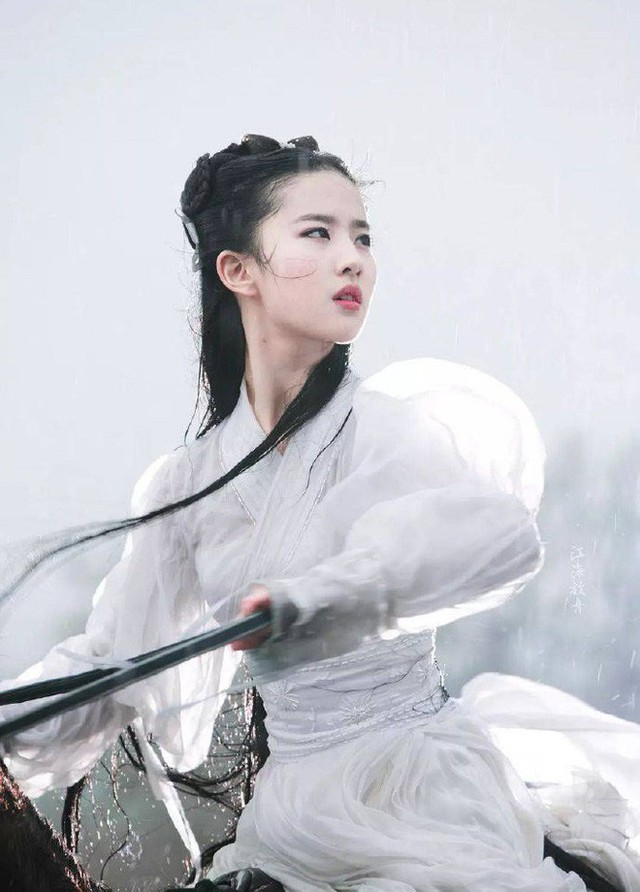 Nhan sắc thật sự của Tiểu Long Nữ mũi to bị photoshop thảm hoạ trên poster Tân Thần Điêu Đại Hiệp 2018 - Ảnh 7.