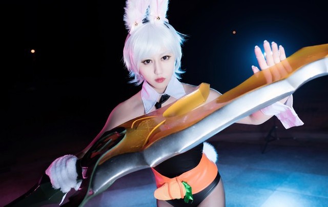 Nóng mắt với cosplay Riven Thỏ Ngọc cực gợi cảm trong Liên Minh Huyền Thoại