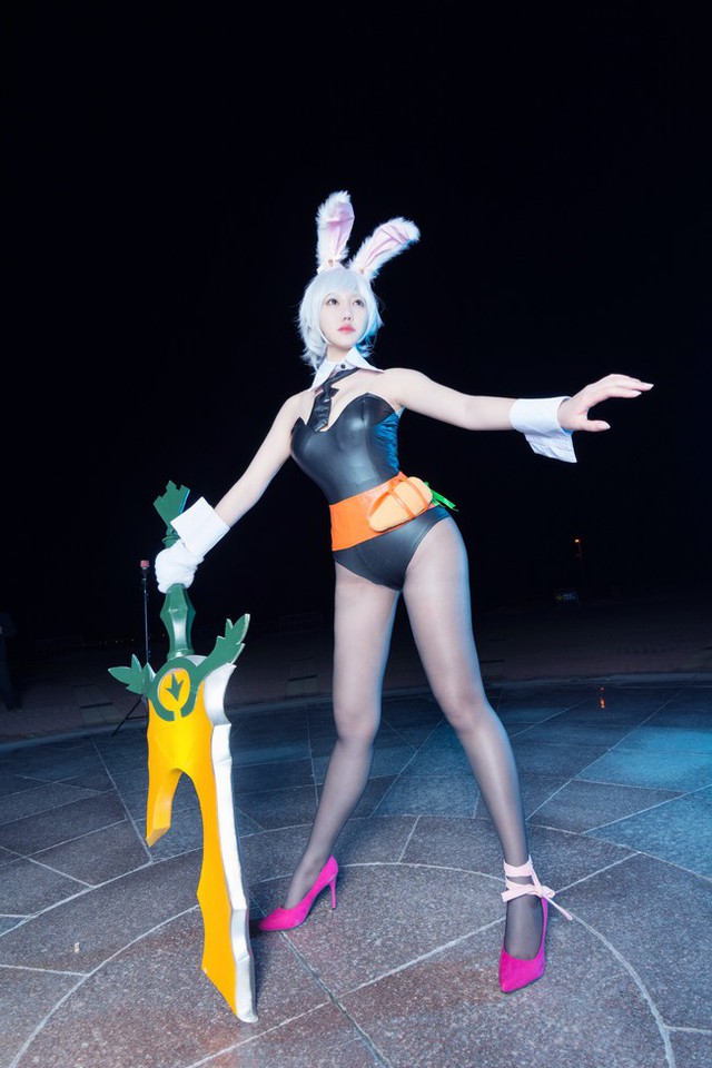 Nóng mắt với cosplay Riven Thỏ Ngọc cực gợi cảm trong Liên Minh Huyền Thoại