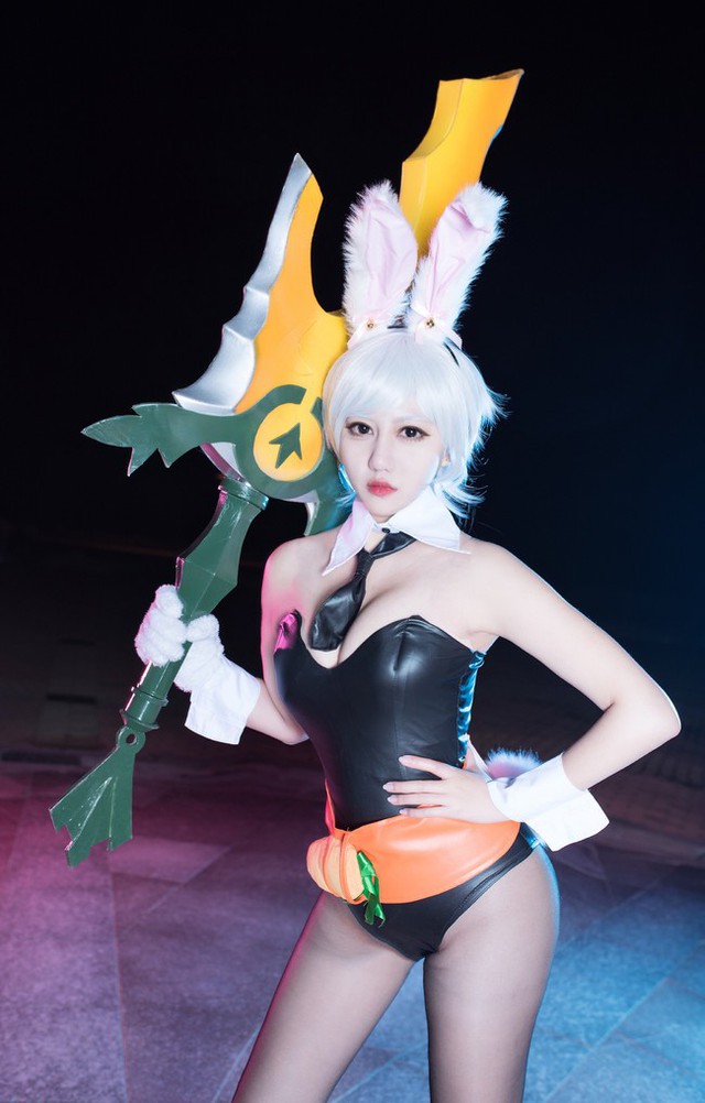 Nóng mắt với cosplay Riven Thỏ Ngọc cực gợi cảm trong Liên Minh Huyền Thoại