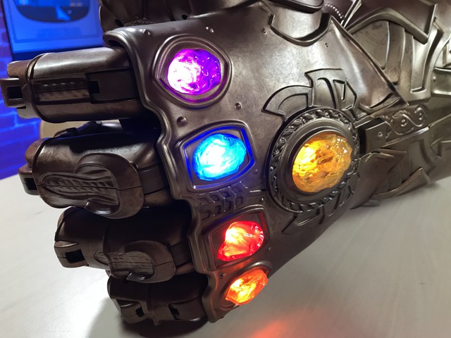 Chỉ với 2 triệu đồng, bạn có thể sở hữu chiếc Găng tay Vô cực với quyền năng vô hạn của Thanos đấy