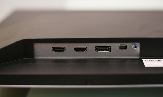  Bên phải là các cổng kết nối bao gồm 2 HDMI, 1 DP, 1 Mini DP và 1 jack cắm tai nghe. 